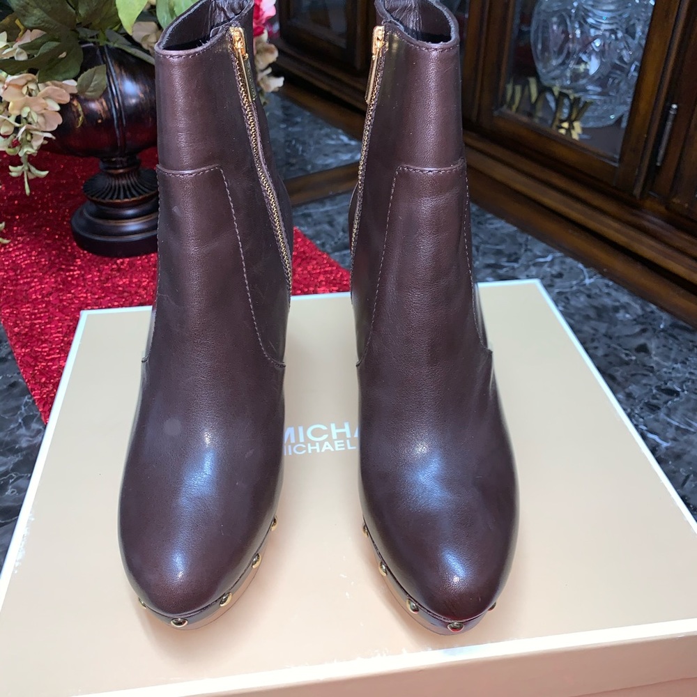 *Hot Platform Boots.*